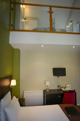 Un ou plusieurs lits dans un hébergement de l'établissement Logis Hôtel Restaurant l'Auberge Normande