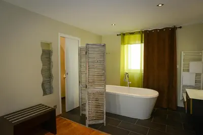 Salle de bains dans l'établissement Logis Hôtel Restaurant l'Auberge Normande