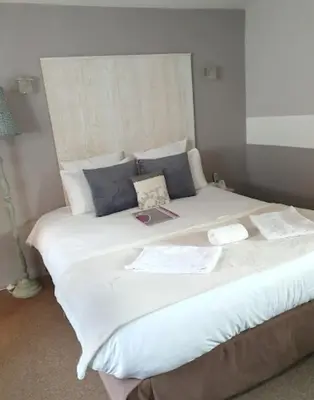 Un ou plusieurs lits dans un hébergement de l'établissement Logis Hôtel Restaurant l'Auberge Normande