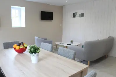 Télévision ou salle de divertissement dans l'établissement L'Annexe du Clos d'Esquay