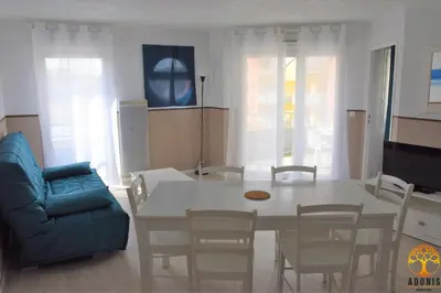 Télévision ou salle de divertissement dans l'établissement Adonis Grandcamp - Résidence Les Isles De Sola