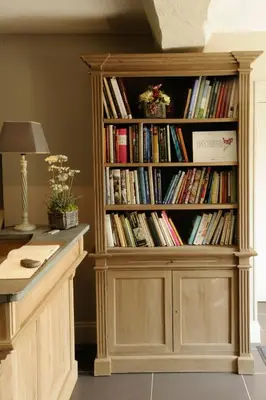 Bibliothèque dans l'hôtel