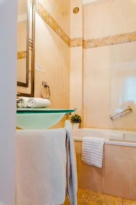 Salle de bains dans l'établissement Logis Hotel Le Relais De La Poste Restaurant Le Fil du Temps