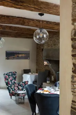 Coin salon dans l'établissement La Metairie du Vauhariot - Chambres de Charme Vue Mer - Piscine Intérieure Chauffée