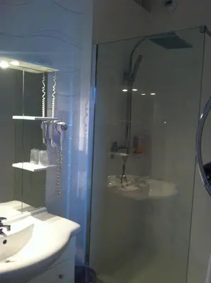 Salle de bains dans l'établissement Le Beverl'inn