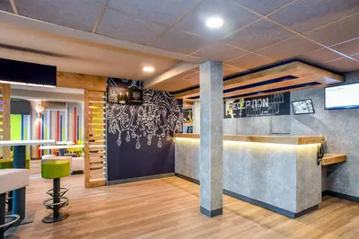 Télévision ou salle de divertissement dans l'établissement ibis budget Coutances