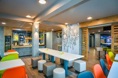 Coin salon dans l'établissement ibis budget Coutances