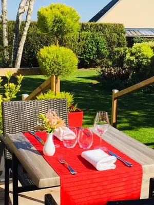 Jardin de l'établissement Logis Hôtel Restaurant Le Gue Du Holme