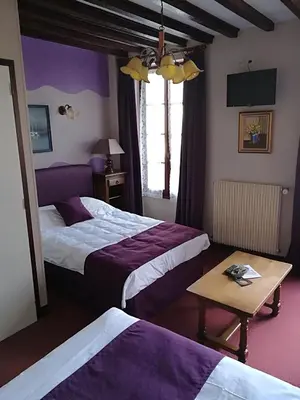 Un ou plusieurs lits dans un hébergement de l'établissement Hostellerie Saint Martin- Logis Hôtel et Restaurant