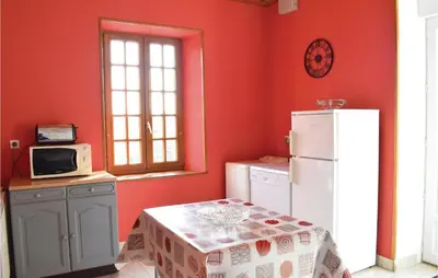Cuisine ou kitchenette dans l'établissement Nice Home In Canchy With Kitchen