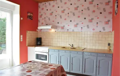 Cuisine ou kitchenette dans l'établissement Nice Home In Canchy With Kitchen