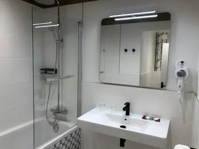 Salle de bains dans l'établissement Hôtel Moderna