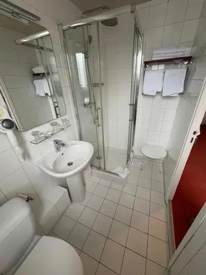 Salle de bains dans l'établissement Hôtel Moderna