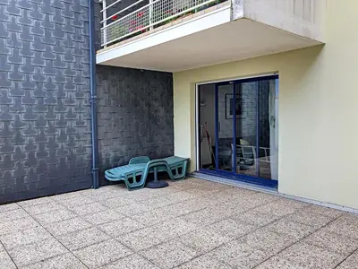 Balcon ou terrasse dans l'établissement Appartement moderne avec terrasse et parking, au cœur de Granville, à deux pas de la plage ! - FR-1-361-77