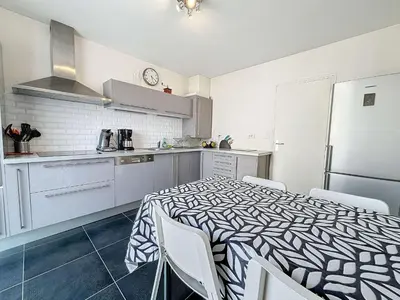 Cuisine ou kitchenette dans l'établissement Appartement moderne avec terrasse et parking, au cœur de Granville, à deux pas de la plage ! - FR-1-361-77