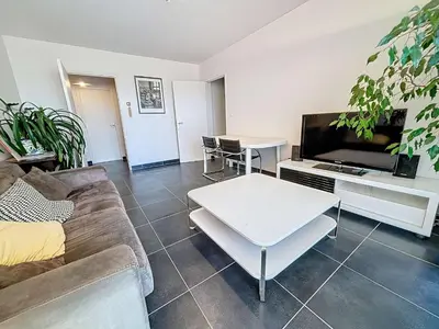Coin salon dans l'établissement Appartement moderne avec terrasse et parking, au cœur de Granville, à deux pas de la plage ! - FR-1-361-77