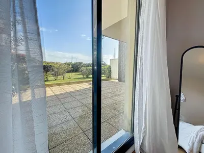 Un ou plusieurs lits dans un hébergement de l'établissement Appartement moderne avec terrasse et parking, au cœur de Granville, à deux pas de la plage ! - FR-1-361-77