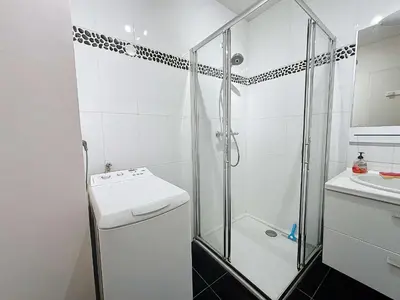 Salle de bains dans l'établissement Appartement moderne avec terrasse et parking, au cœur de Granville, à deux pas de la plage ! - FR-1-361-77