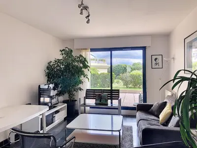 Coin salon dans l'établissement Appartement moderne avec terrasse et parking, au cœur de Granville, à deux pas de la plage ! - FR-1-361-77