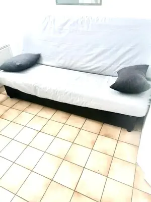 Un ou plusieurs lits dans un hébergement de l'établissement Appartement charmant à Cabourg avec piscine partagée (24 m²)
