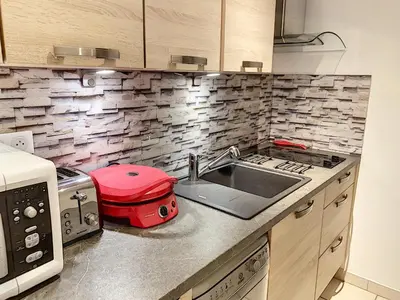 Cuisine ou kitchenette dans l'établissement Studio à deux pas de la plage, proche commerces avec Wifi et équipements complets - FR-1-361-40