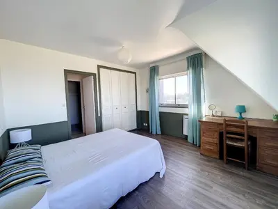 Un ou plusieurs lits dans un hébergement de l'établissement Villa avec jardin et accès direct plage, terrasse, 5 chambres, 2 salles d'eau, wifi, parking - FR-1-361-132
