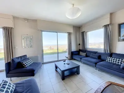 Coin salon dans l'établissement Villa avec jardin et accès direct plage, terrasse, 5 chambres, 2 salles d'eau, wifi, parking - FR-1-361-132