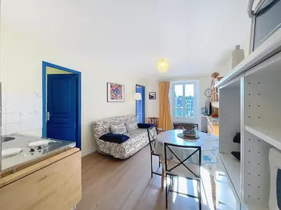Coin salon dans l'établissement Appartement T2 avec ascenseur, hypercentre, à 50m de la plage, WIFI, TV connectée, linge en option - FR-1-361-4