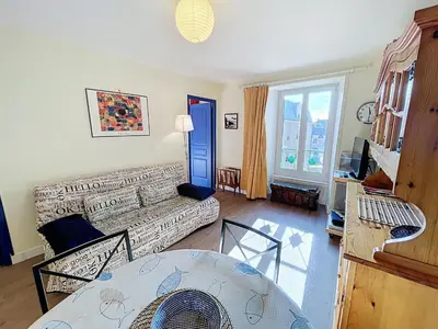 Coin salon dans l'établissement Appartement T2 avec ascenseur, hypercentre, à 50m de la plage, WIFI, TV connectée, linge en option - FR-1-361-4