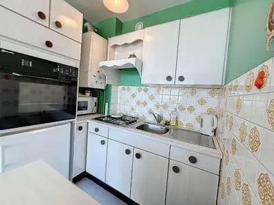 Cuisine ou kitchenette dans l'établissement Appartement avec balcon au port de plaisance de Granville - FR-1-361-119