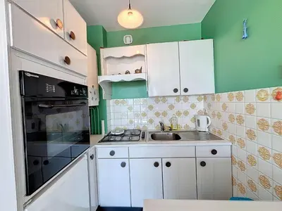 Cuisine ou kitchenette dans l'établissement Appartement avec balcon au port de plaisance de Granville - FR-1-361-119