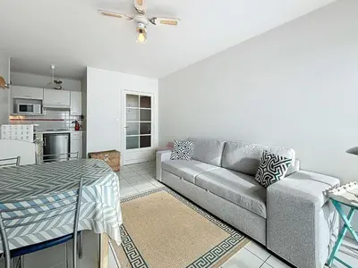 Cuisine ou kitchenette dans l'établissement Appartement avec balcon, proche des plages et commerces - FR-1-361-89