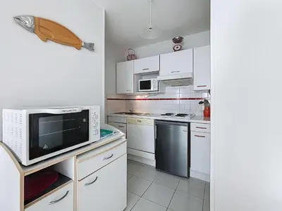 Cuisine ou kitchenette dans l'établissement Appartement avec balcon, proche des plages et commerces - FR-1-361-89