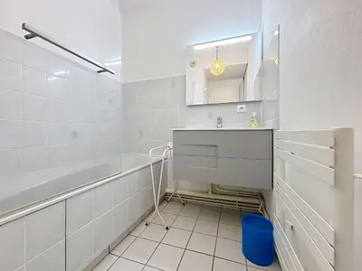 Salle de bains dans l'établissement Appartement avec balcon, proche des plages et commerces - FR-1-361-89