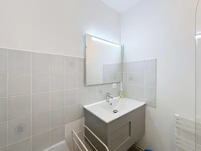 Salle de bains dans l'établissement Appartement avec balcon, proche des plages et commerces - FR-1-361-89