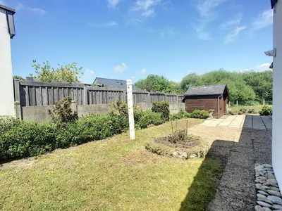 Jardin de l'établissement Maison calme avec jardin, véranda, proche plage et commerces - FR-1-361-145