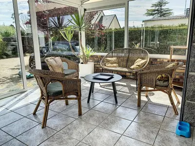 Coin salon dans l'établissement Maison calme avec jardin, véranda, proche plage et commerces - FR-1-361-145