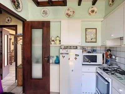 Cuisine ou kitchenette dans l'établissement Maison calme avec jardin, véranda, proche plage et commerces - FR-1-361-145