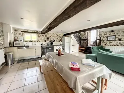 Cuisine ou kitchenette dans l'établissement Gite rural centre Manche, calme, jardin, parking, 17km des plages