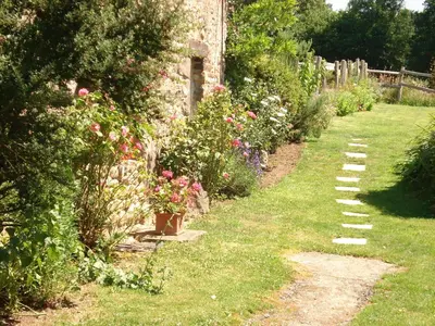 Jardin de l'établissement Gite rural centre Manche, calme, jardin, parking, 17km des plages