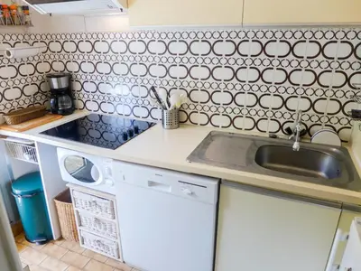 Cuisine ou kitchenette dans l'établissement Apartment Jardins du Casino-2 by Interhome