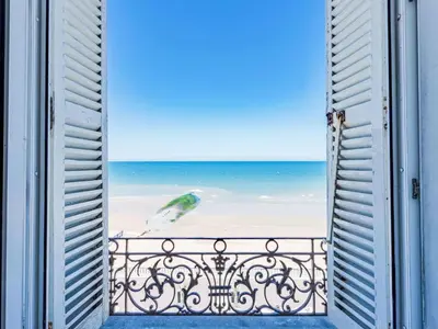 Vue générale sur la mer ou vue sur la mer prise depuis l'appartement
