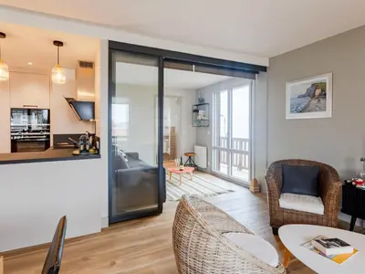 Cuisine ou kitchenette dans l'établissement Apartment La Voilerie-1 by Interhome