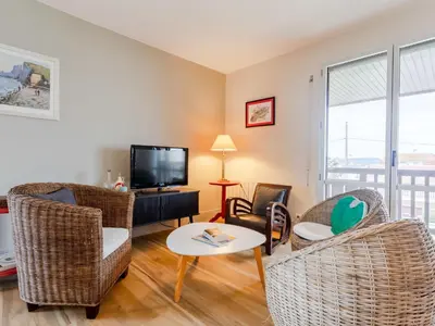 Télévision ou salle de divertissement dans l'établissement Apartment La Voilerie-1 by Interhome