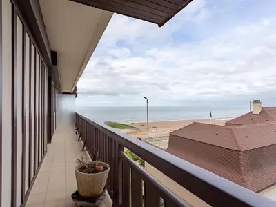 Vue générale sur la mer ou vue sur la mer prise depuis l'appartement