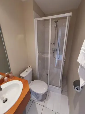 Salle de bains dans l'établissement La Consigne Caen Gare SNCF Centre