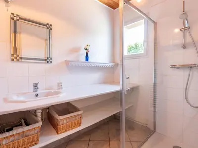 Salle de bains dans l'établissement Holiday Home Les Mouettes by Interhome