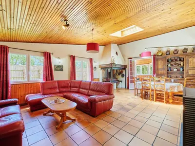 Coin salon dans l'établissement Holiday Home Entre mer et campagne 3 by Interhome