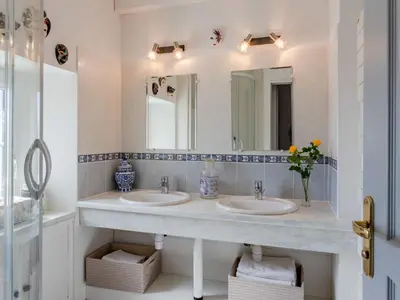 Salle de bains dans l'établissement Holiday Home La Batterie by Interhome