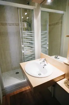 Salle de bains dans l'établissement Hôtel Vert
